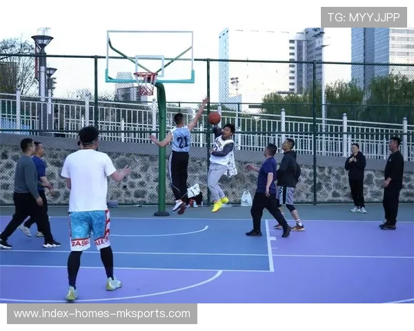 球员家庭成员在球场观战成为温情点缀，球员队员