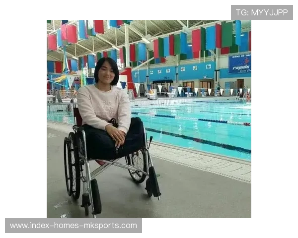 篮球运动员鞋底掉落仍坚持打